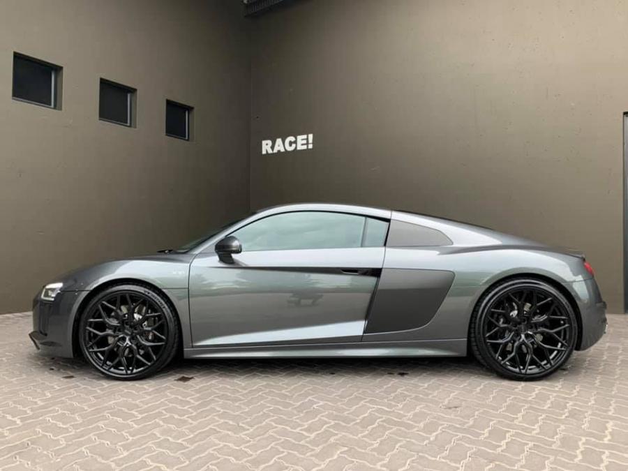  Audi R8 V10 by RACE! 2019 года  (фото 2 из 13)